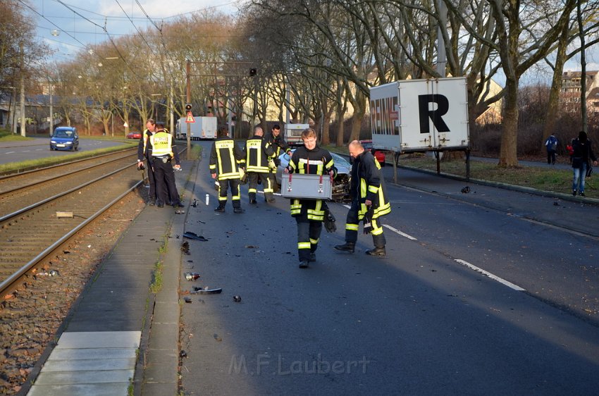 VU PKW Baum Koeln Muelheim Pfaelzischer Ring P057.JPG